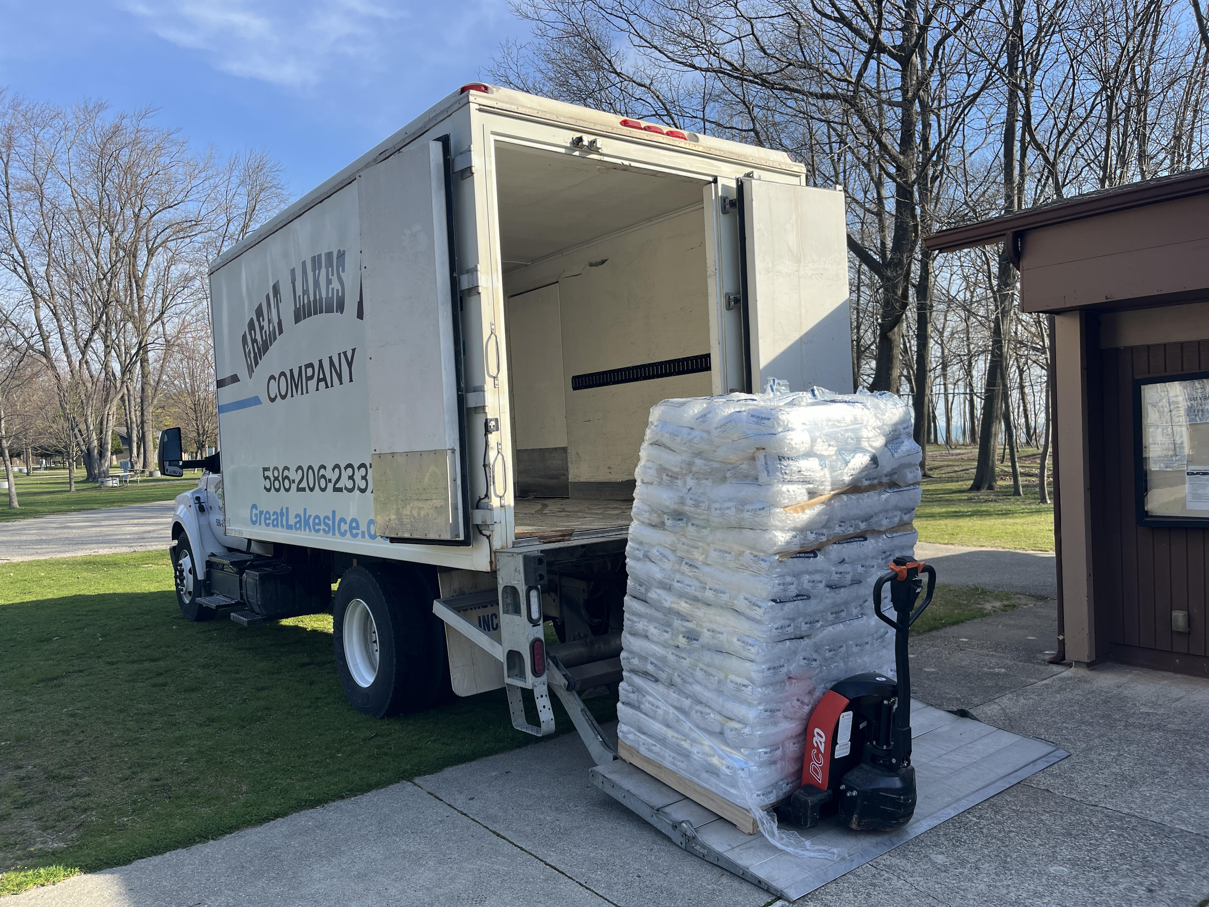 Delivery truck with ice pallet